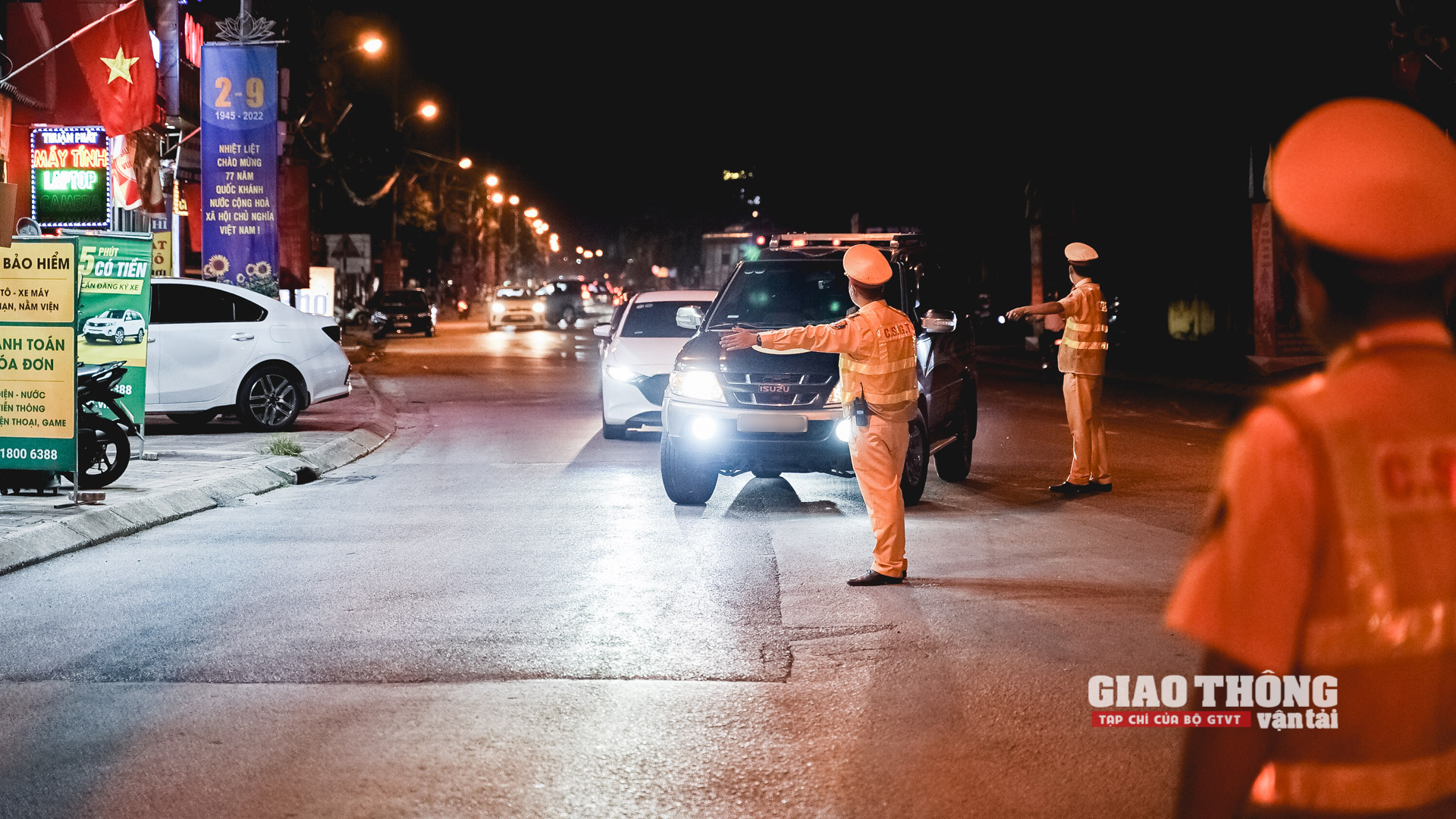 Lực lượng CSGT tiến hành dừng phương tiện, kiểm tra nhanh nồng độ cồn của tài xế
