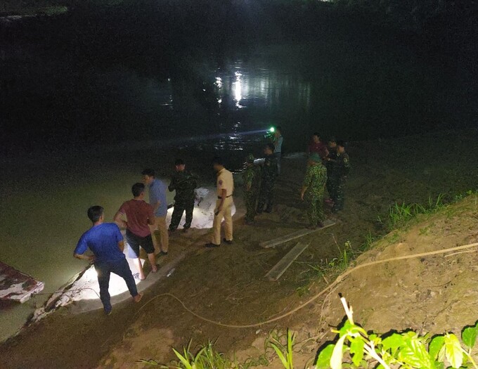 Lực lượng chức năng huyện Si Ma Cai và tỉnh Lào Cai tìm kiếm các nạn nhân trong đêm 15/8 (ảnh: Báo Lào Cai)