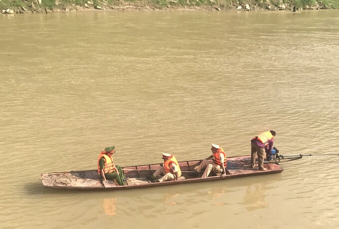 Lực lượng chức năng tham gia tìm kiếm 3 người còn mất tích trong vụ lật thuyền trên sông Chảy