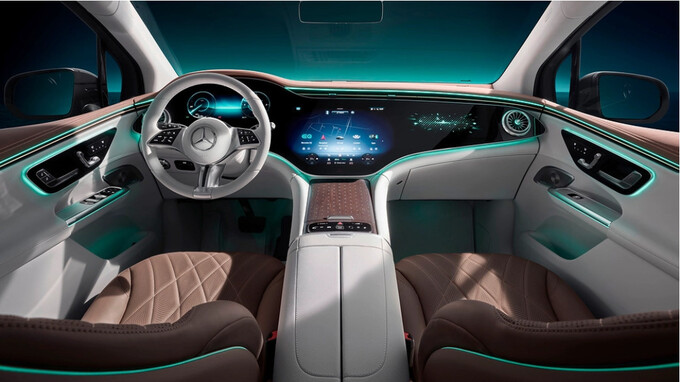 Để chuẩn bị cho sự kiện ra mắt chính thức mẫu SUV điện Mercedes-Benz EQE vào ngày 16 tháng 10 tới, hãng xe Đức đã công bố một số hình ảnh khoang nội thất của mẫu xe điện mới này.