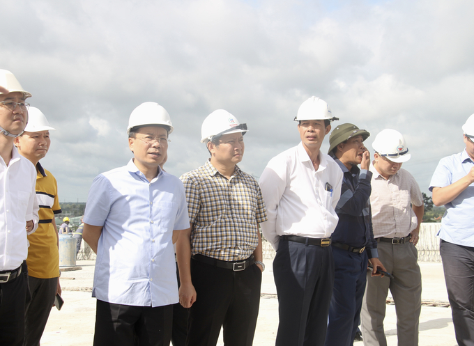 Thứ trưởng Nguyễn Duy Lâm kiểm tra khu vực thi công cầu dẫn trên dự án