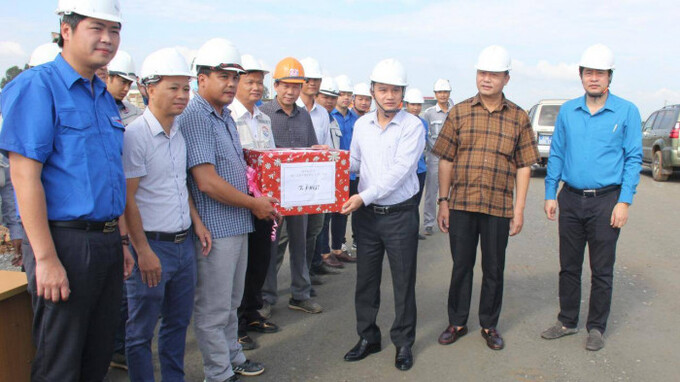Ông Đào Văn Tiến, Phó Bí thư Thường trực Đảng ủy Bộ GTVT trao quà cho kỹ sư công nhân tại gói thầu XL01.