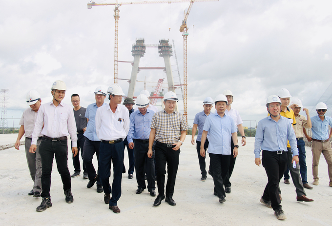Thứ trưởng Nguyễn Duy Lâm kiểm tra công trường dự án cầu Mỹ Thuận 2