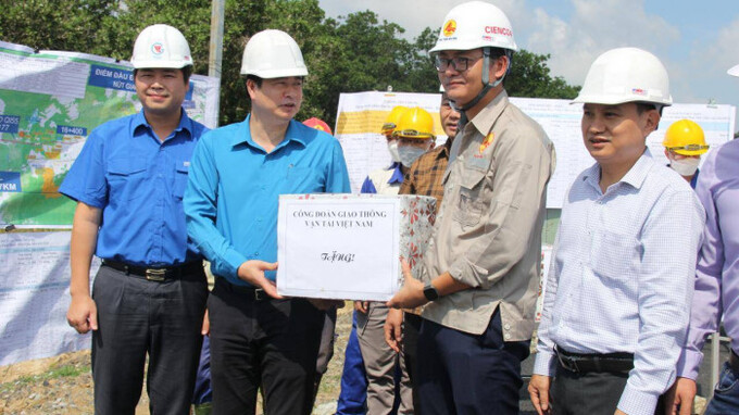 
Ông Phạm Hoài Phương, UVBCH Tổng LĐLĐ Việt Nam, Chủ tịch Công đoàn GTVT Việt Nam trao quà động viên công nhân, kỹ sư đang thi công cao tốc.