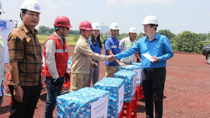 Ông Phạm Hoài Phương, Chủ tịch Công đoàn GTVT trao quà và thăm hỏi kỹ sư, công nhân thi công cao tốc đoạn qua Đồng Nai.