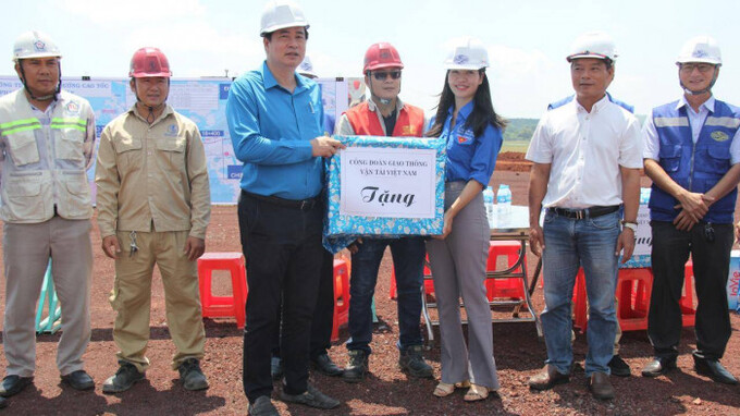 Chủ tịch Công đoàn GTVT Việt Nam trao quà cho kỹ sư tại gói thầu XL03 trên công trường cao tốc.