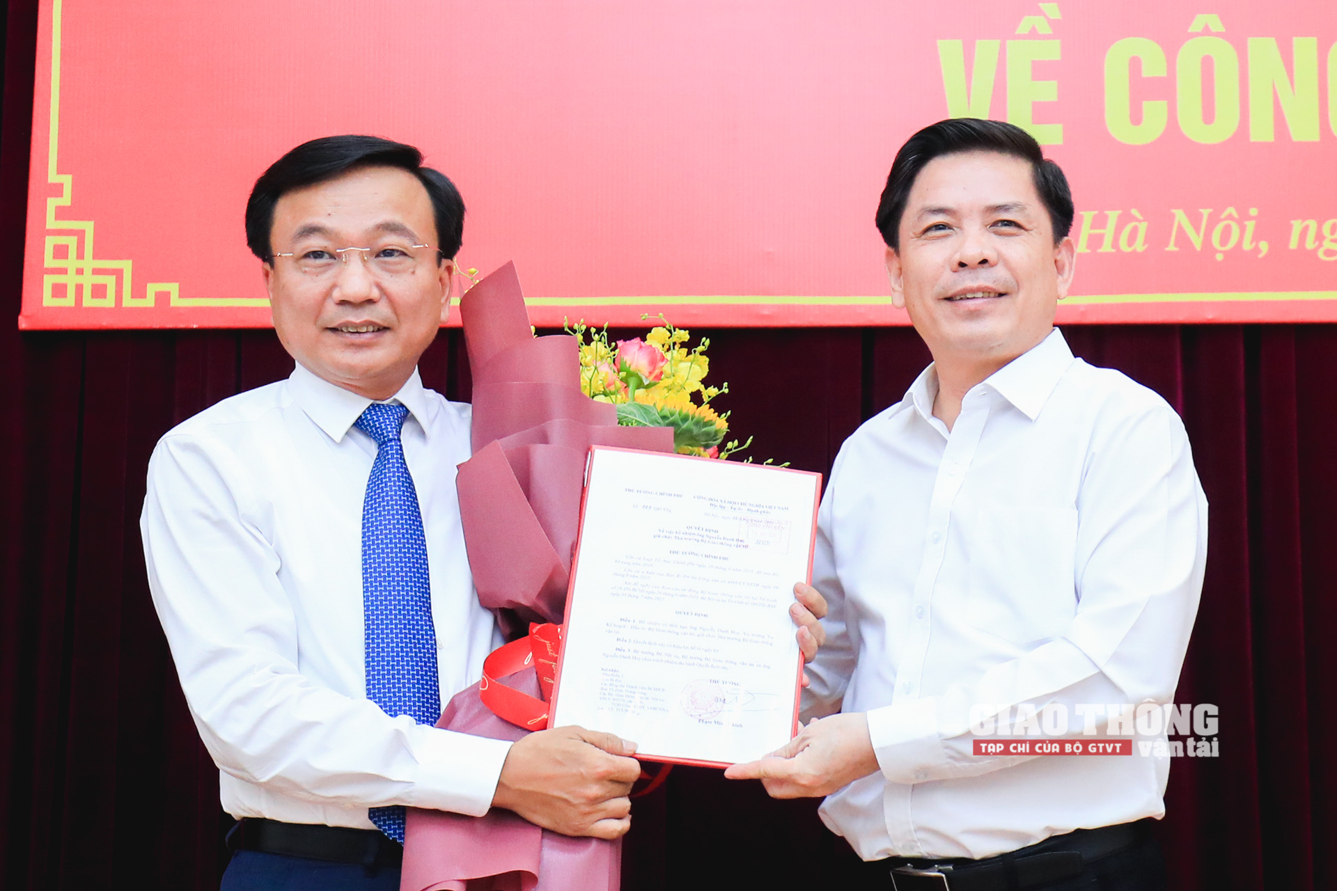 Thừa ủy quyền của Thủ tướng Chính phủ, Bộ trưởng Bộ GTVT Nguyễn Văn Thể trao quyết định bổ nhiệm cho ông Nguyễn Danh Huy làm Thứ trưởng Bộ GTVT