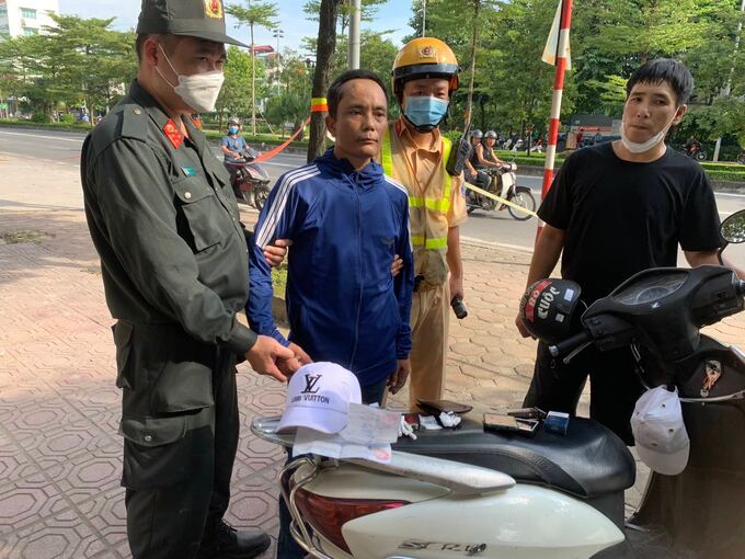 Lực lượng cảnh sát 141 Công an TP Hà Nội kiểm tra giao thông, phát hiện lái xe tàng trữ ma tuý