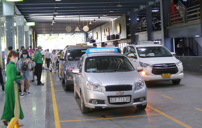 Sân bay Tân Sơn Nhất đưa ra hàng loạt phương án quản lý cá nhân, đơn vị kinh doanh vận tải bằng ôtô nhằm dẹp nạn tài xế “chặt chém” hành khách.
