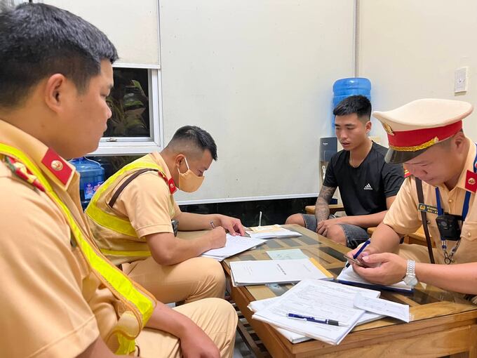 Đội 2, Cục CSGT lập biên bản lái xe dương tính với ma tuý trên cao tốc Hà Nội Hải Phòng.