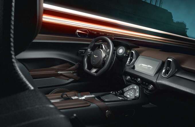 Aston Martin sử dụng kết hợp vật liệu da và sợi carbon trong nội thất.