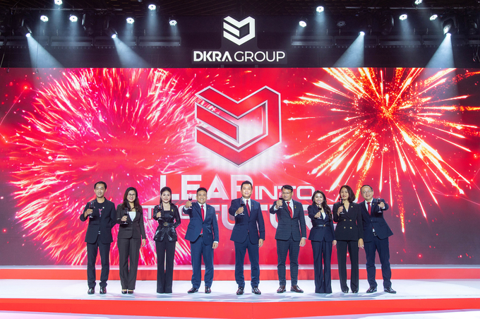 Ban lãnh đạo DKRA Group và các công ty thành viên chúc mừng DKRA Group công bố chiến lược thương hiệu mới.
