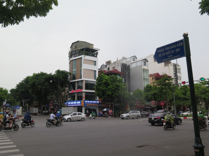 Từ nút giao đường Ngô Gia Tự (tại số 240) với phố Đức Giang, đi vào phố Đức Giang 200m là đến Trung tâm Đăng kiểm xe cơ giới 29-05V.