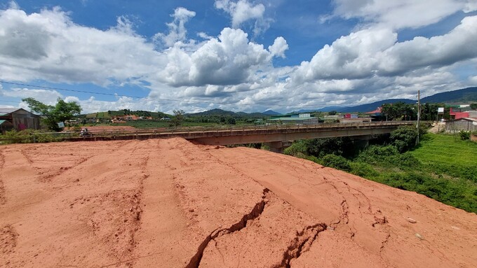 Một khối lượng đất san lấp chặn dòng chảy phía hạ lưu công trình cầu Đạ K'Nàng