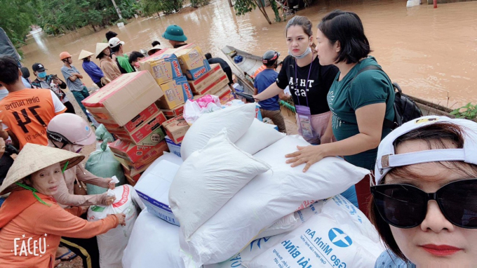 Hàng cứu trợ được đưa đến vùng lũ Triệu Phong, quả