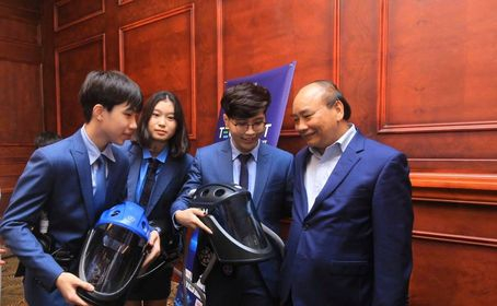anh 2 Nhóm sáng chế trao đổi với Thủ tướng Nguyễn 
