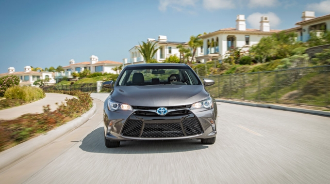 2015-toyota-camry-hybrid-front-end-in-motion
