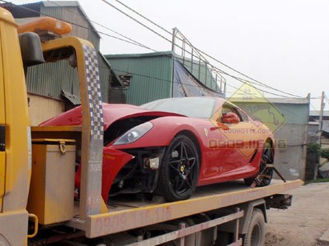 Ferrari 599 GTB gặpdfdfdfd nạn tại Hà Nội.