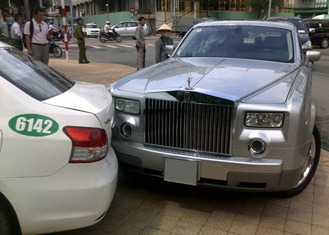 Rolls-Royce Phantom va chạm với taxi tại TP HCM.