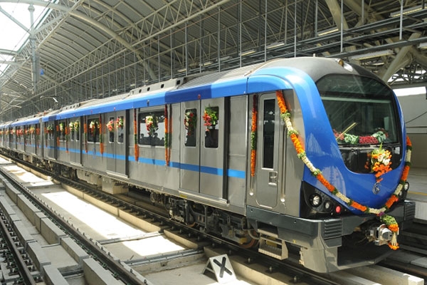 Tau-dien-ngam-Lucknow-Metro-01b