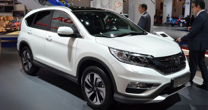 Honda-CR-V-facelift-front-three-quarters-1-at-2015