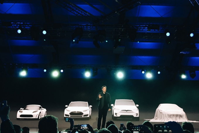 3651142_Elon-Musk-on-stage-with-Tesla-models-at-Mo