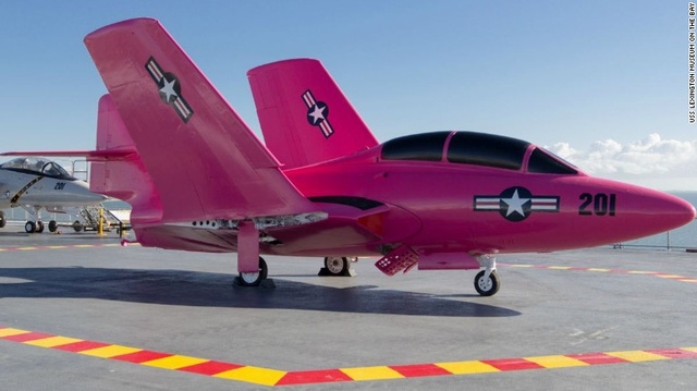 161018091332-pink-fighter-jet-exlarge-169-14772833