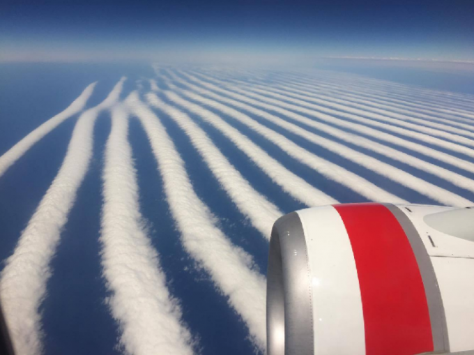 Nếu bạn đam mê tìm kiếm những khung cảnh đẹp của mây và bầu trời, thì bức ảnh chụp từ máy bay tại Úc chắc chắn sẽ làm bạn không thể rời mắt. Không chỉ đẹp mắt mà còn có sự trùng hợp tuyệt đẹp giữa ánh sáng và đám mây. Đó là sự kết hợp hoàn hảo giữa thiên nhiên và nghệ thuật.