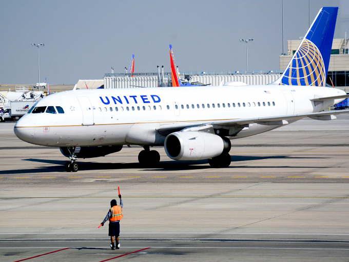 613951520_united-airlines-zoom-470b6bb3-2089-41d3-