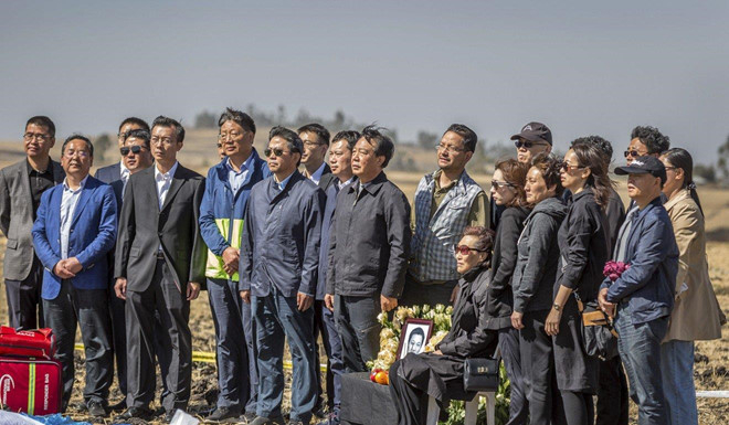 Chinese_relatives_mourn_at_crash_site_AP