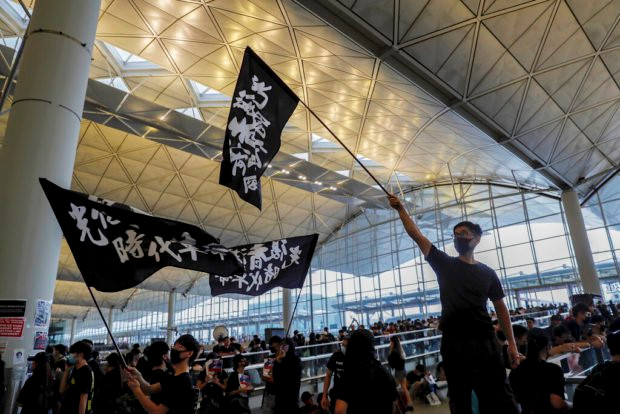 Protesters_wave_flags_HK_Airport_620x414_OPCK