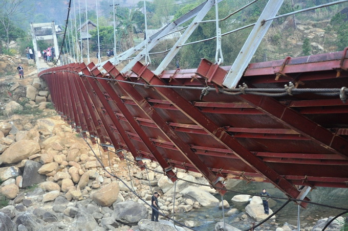 Một số hình ảnh về chiếc cầu bị sập và công tác cứu chữa nạn nhân vụ sập cầu- Ảnh 2.