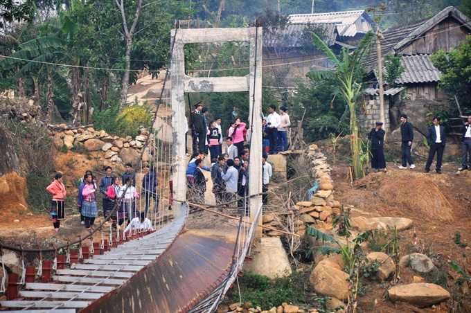 Một số hình ảnh về chiếc cầu bị sập và công tác cứu chữa nạn nhân vụ sập cầu- Ảnh 3.
