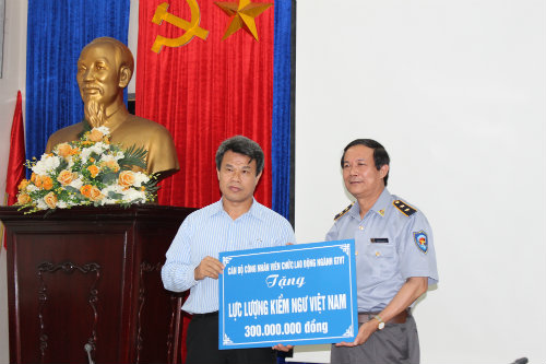 Chủ tịch Công đoàn GTVT Việt Nam Đỗ Nga Việt trao quà cho lực lượng kiểm ngư