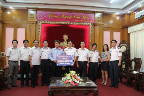 Chủ tịch Công đoàn GTVT Việt Nam Đỗ Nga Việt trao quà cho lực lượng Cảnh sát biển Việt Nam