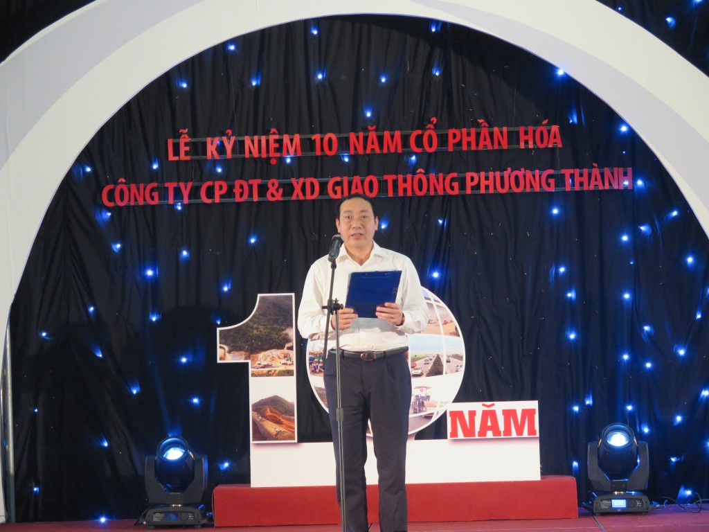 Thư trưởng Nguyễn Hồng Trường chúc mừng Phương Thành nhân dịp 10 năm cổ phần hóa