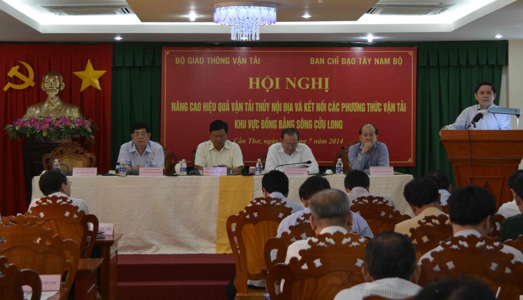 Bộ trưởng Bộ GTVT Đinh La Thăng, Phó trưởng ban Thường trực Ban chỉ đạo Tây Nam Bộ Nguyễn Phong Quang và lãnh đạo Bộ GTVT, TPHCM... chỉ đạo hội nghị