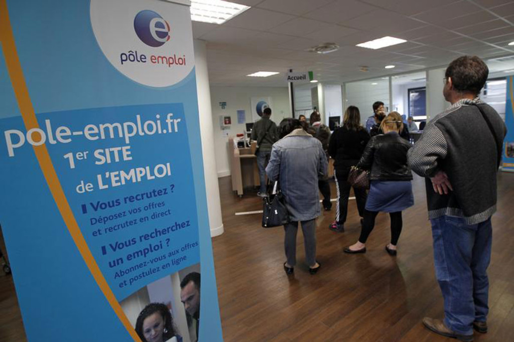 Người lao động xếp hàng tìm kiếm việc tại một trung tâm môi giới ở Marseille, Pháp