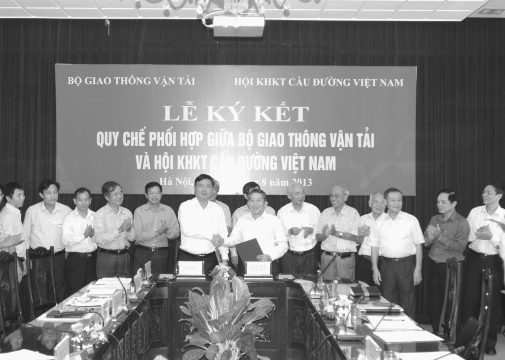 Bộ GTVT và Hội KHKT cầu đường Việt Nam ký kết chương trình phối hợp hoạt động