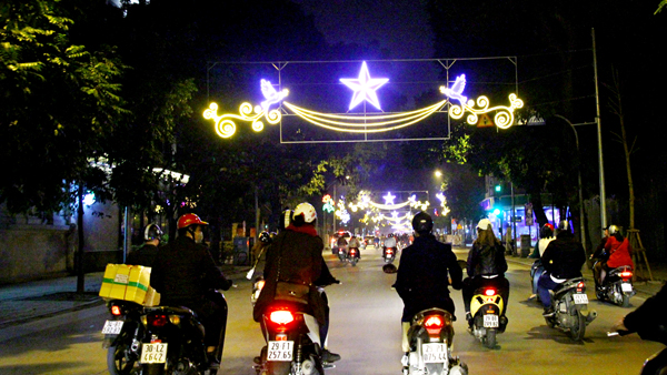 Không khí giao thừa luôn đem lại sự hứng khởi, niềm vui cho người dân Việt Nam. Đường phố Hà Nội đêm giao thừa cũng không ngoại lệ. Hãy đến với hình ảnh và cảm nhận không khí đón năm mới tại những con phố truyền thống của thủ đô.