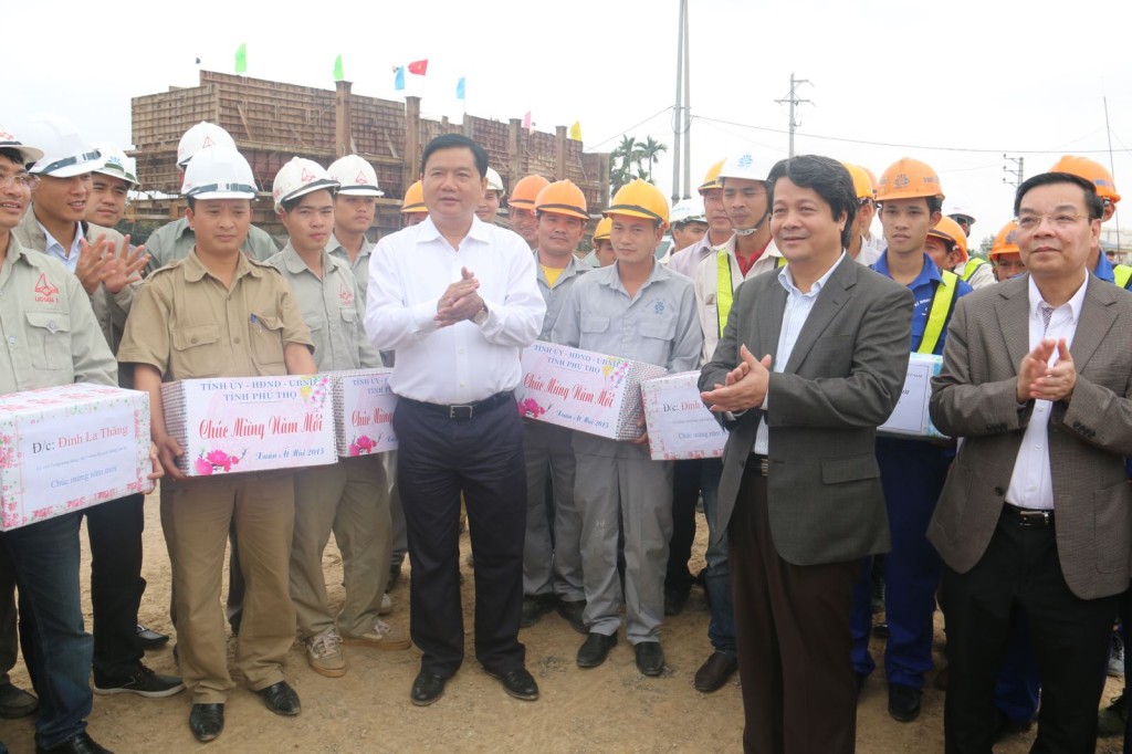 Bộ trưởng Đinh La Thăng tặng quà cho các nhà thầu thi công cầu Việt Trì mới, đồng thời yêu cầu các đơn vị này phải nỗ lực hơn nữa để thi công dự án đảm bảo tiến độ, chất lượng