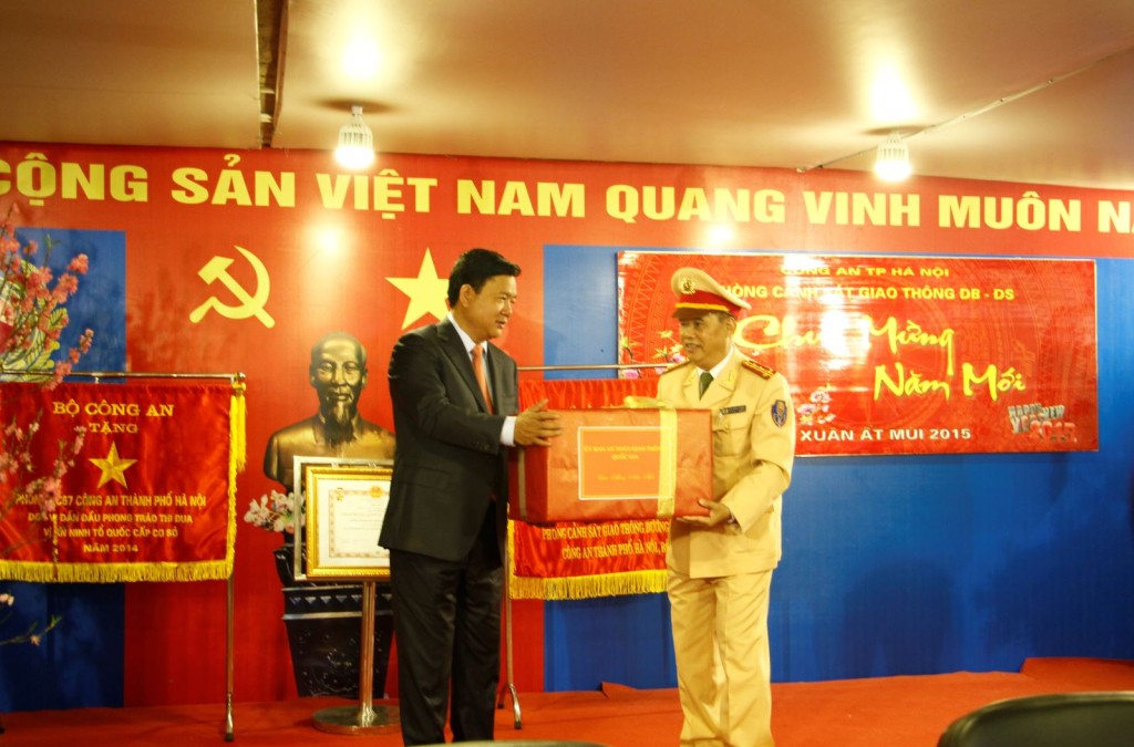 Thay mặt Ủy ban ATGT Quốc gia, Bộ trưởng Đinh La Thăng tặng quà lực lượng CSGT Thành phố