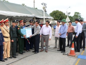 Ông Nguyễn Văn Huyện, Tổng cục trưởng Tổng cục Đường bộ VN trao quà cho lực lượng liên ngành làm việc tại Trạm KSTTX Hải Dương ngày 26/2