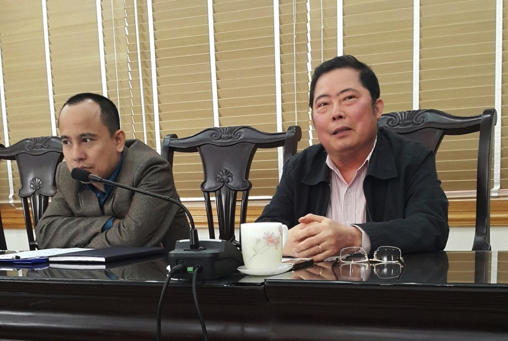 Phó Chủ tịch UBND tỉnh Lào Cai Nguyễn Thanh Dương (bìa phải) trong buổi làm việc với PV Dân trí về hiện tượng sụt, lún trên QL 4D.