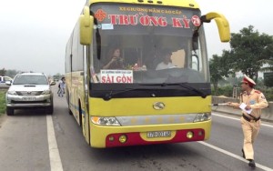 Xe khách cố tình chống đối CSGT khi yêu cầu kiểm tra (ảnh baogiaothong.vn)