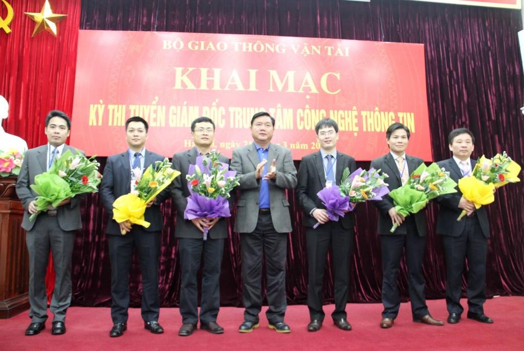 Bộ trưởng Đinh La Thăng tặng hoa các thí sinh tham dự kỳ thi