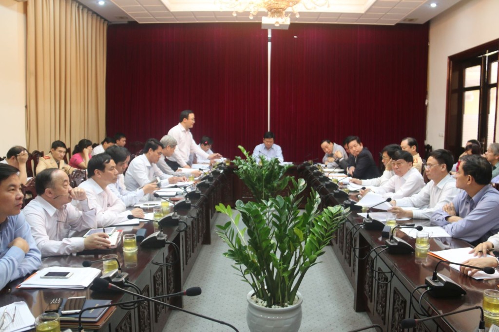 Phó Chủ tịch chuyên trách UBATGTQG Khuất Việt Hùng báo cáo tiến độ Đề án tại cuộc họp
