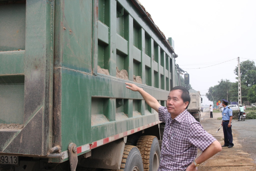Tổng cục trưởng Tổng Cục đường bộ VN Nguyễn Văn Huyện trong 1 lần đi "bắt" xe quá tải