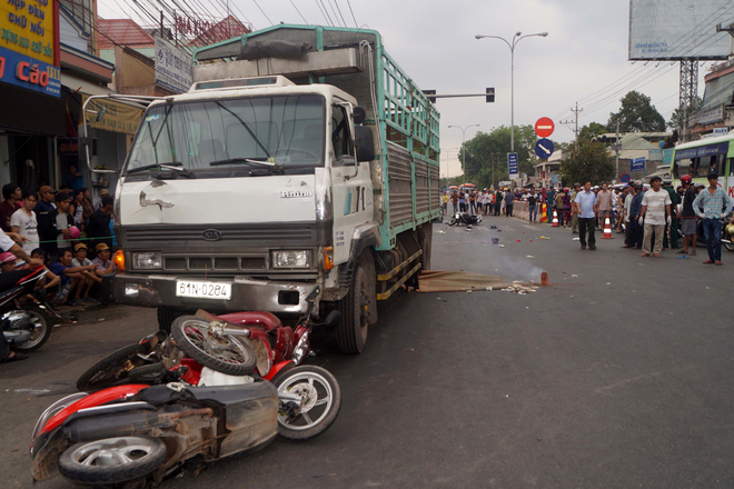 Tai nạn liên hoàn ở Bình Dương làm 6 người thương vong- Ảnh 2.