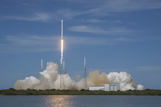 Tên lửa Falcon 9 đang được phóng lên quỹ đạo ​